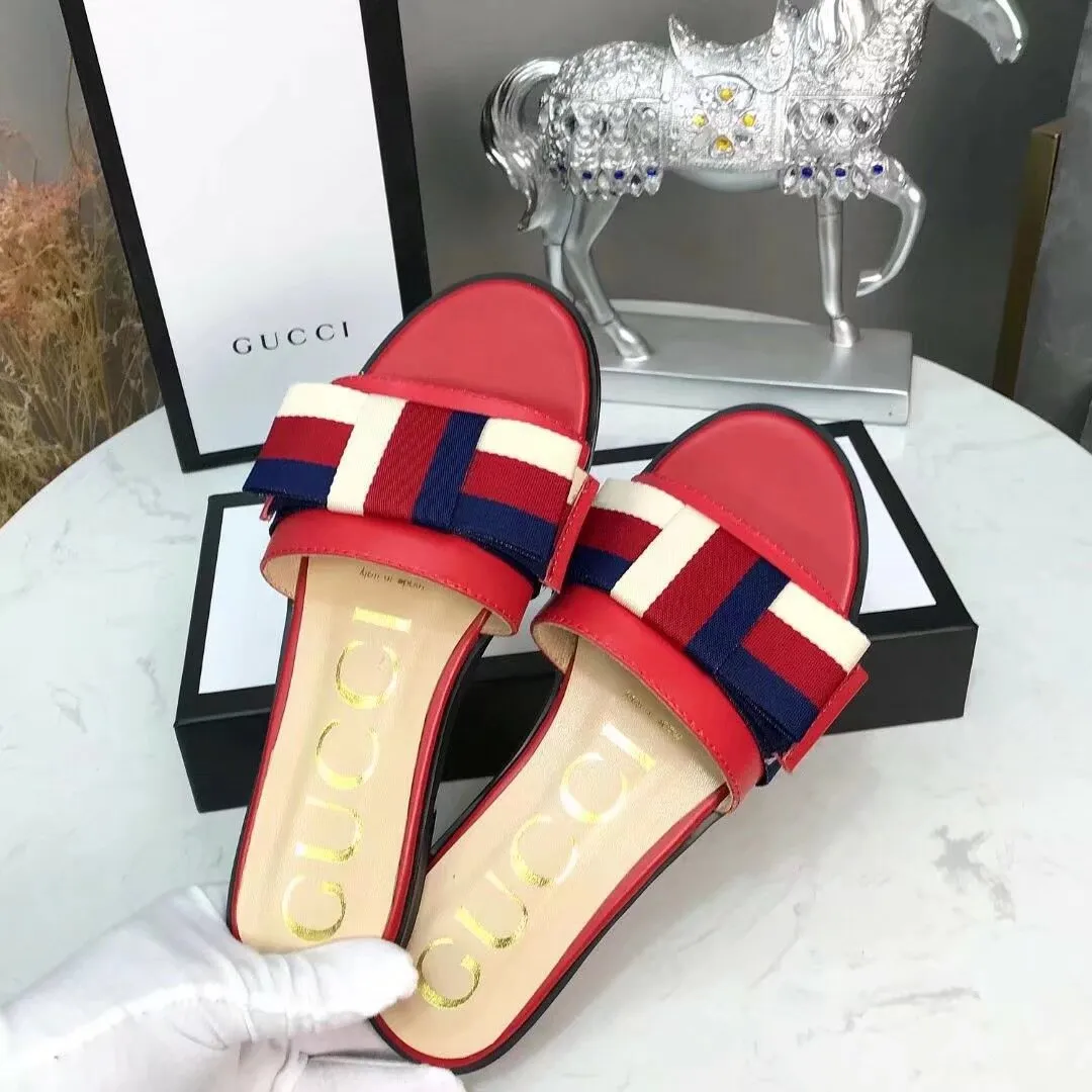 👟👟Ex-factory price 280👟👟 Gucci slippers. All in sheepskin. Sheepskin feet with original GUCCI bronze buckles. High-end atmosphere. Wear-resistant and non-slip branded rubber outsole. 35-42 yards. (41*42 can be customized, non-refundable and non-exchangeable* Welcome new and old customers to sell as shown in the picture)